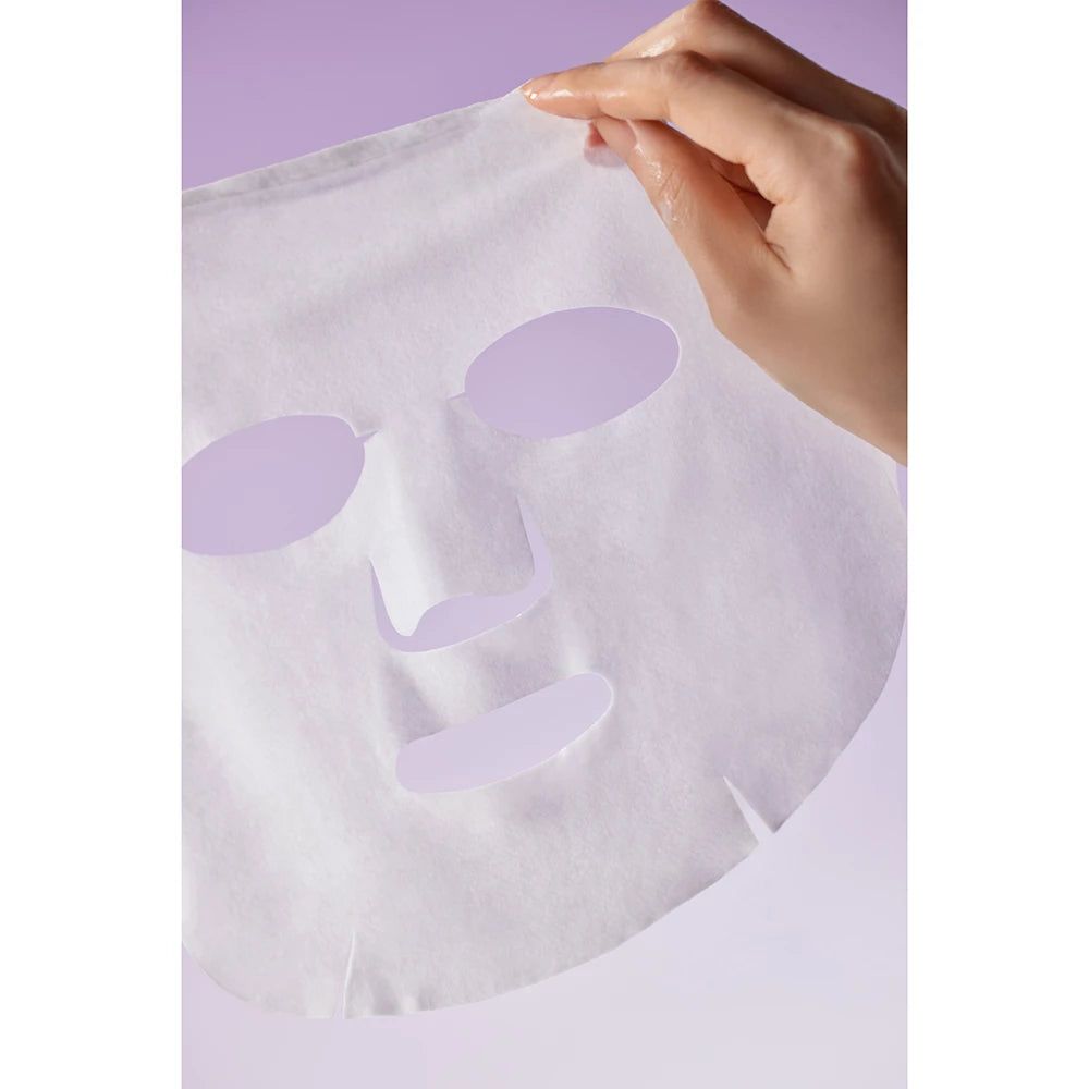 Un masque facial blanc avec des ouvertures pour les yeux et la bouche, tenu par une main.