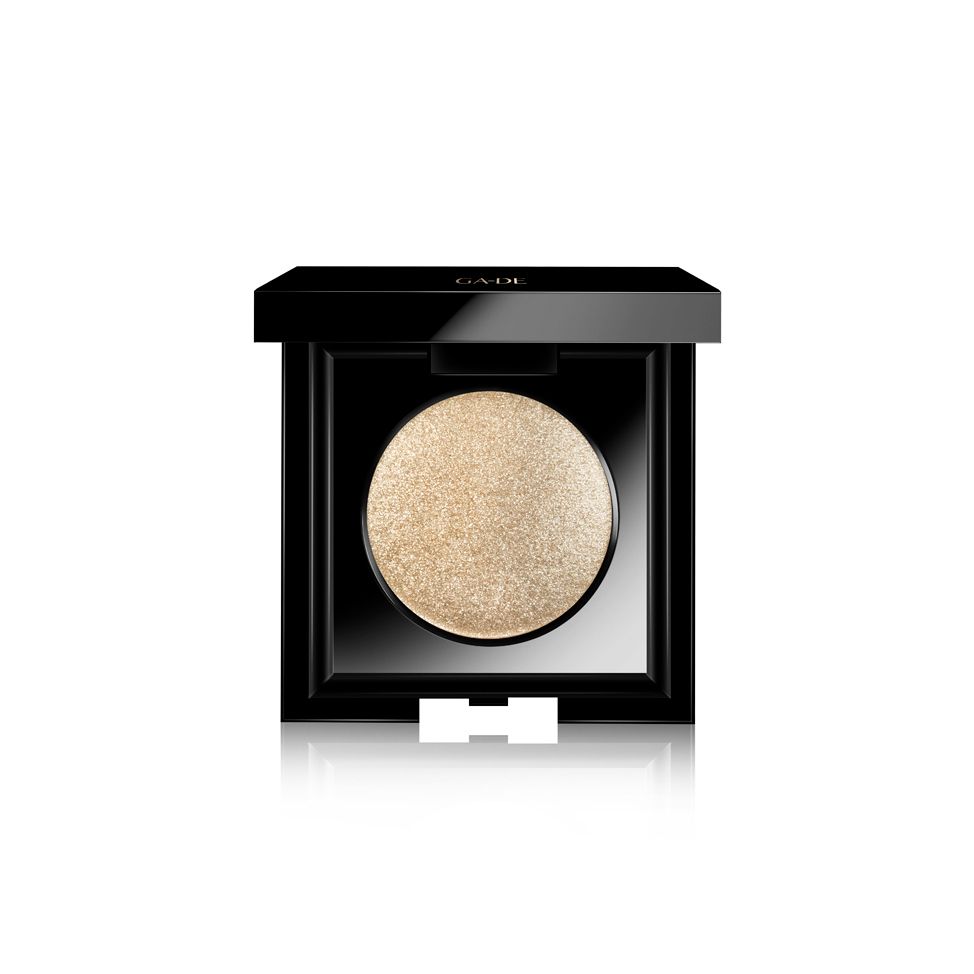 Fard à paupières Ga-De Velveteen Matte Mono. Boîtier carré noir avec fard à paupières doré rond.