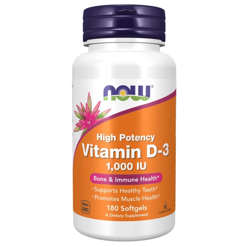 Witte fles met paarse dop. Oranje etiket met tekst: Vitamine D-3 1.000 IE. Merk: NOW.