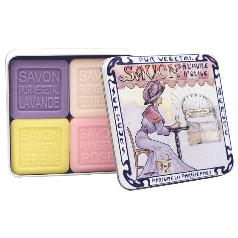 Boîte métallique ouverte avec quatre savons. Inscription sur la boîte : Savon à l'huile d'olive. Savons de couleurs variées.
