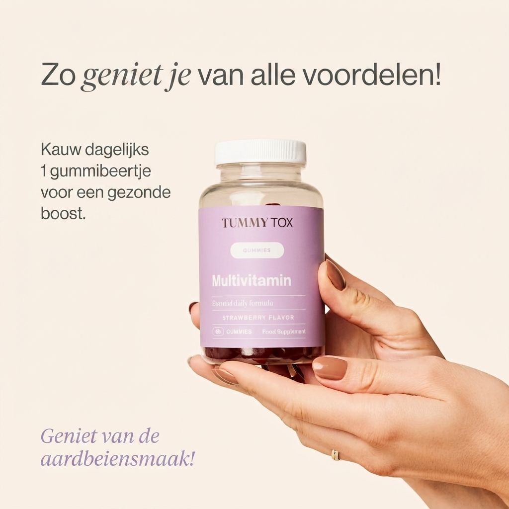 Een hand houdt een fles Tummy Tox Multivitaminen gummies met aardbeiensmaak vast.