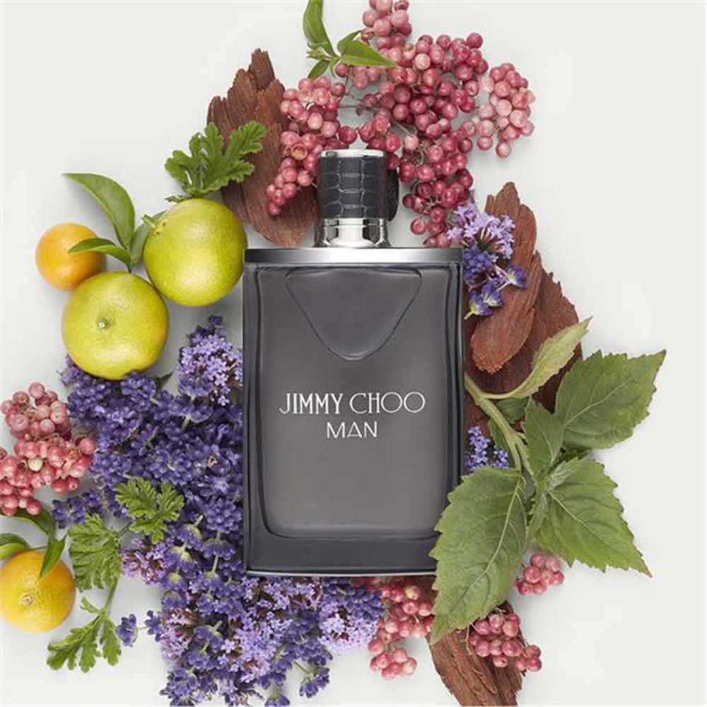 Jimmy Choo Man Eau de Toilette 30 ml, omringd door planten en fruit. Grijze fles met tekst.