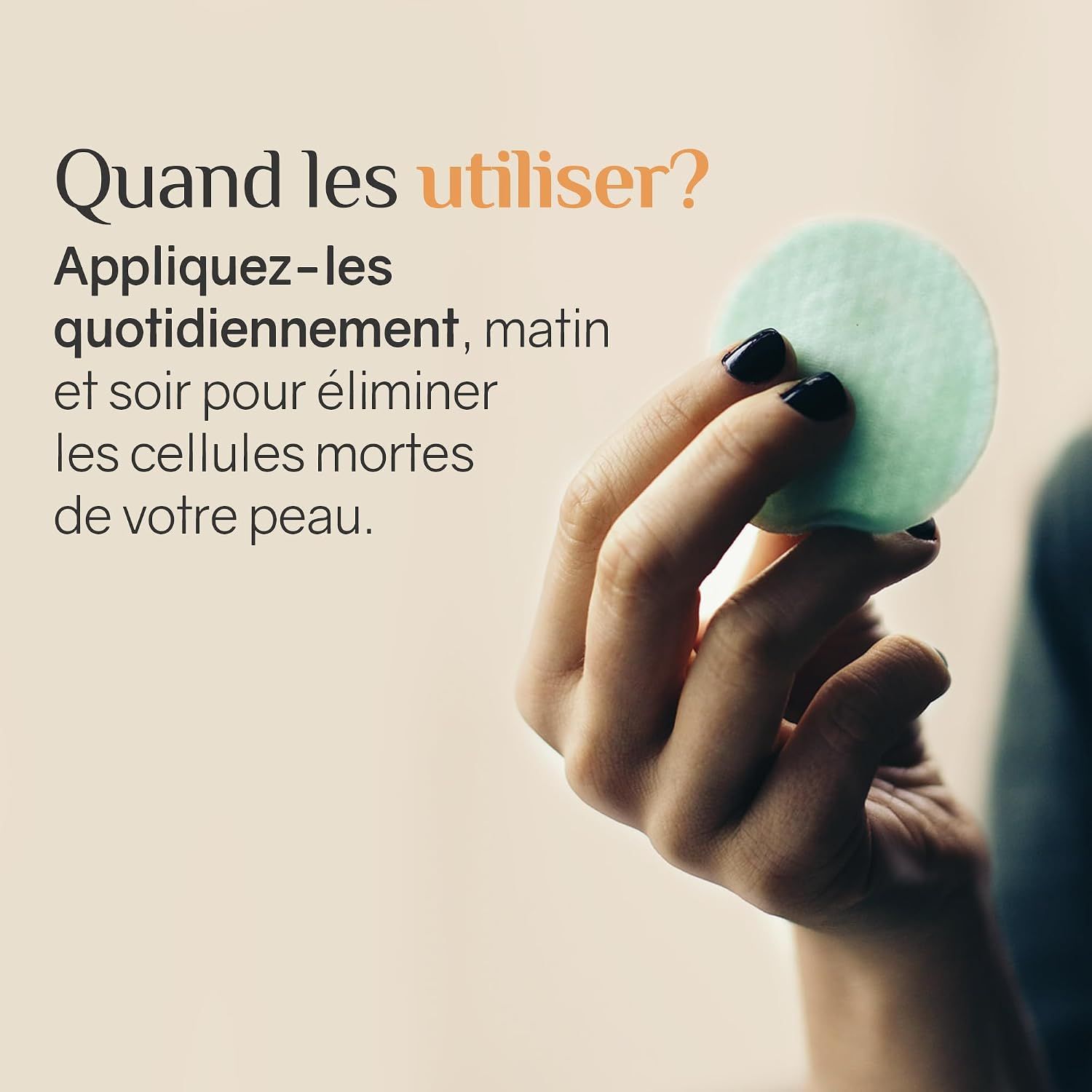 Main tenant un disque Ardaraz. Application quotidienne matin et soir pour éliminer les cellules mortes.