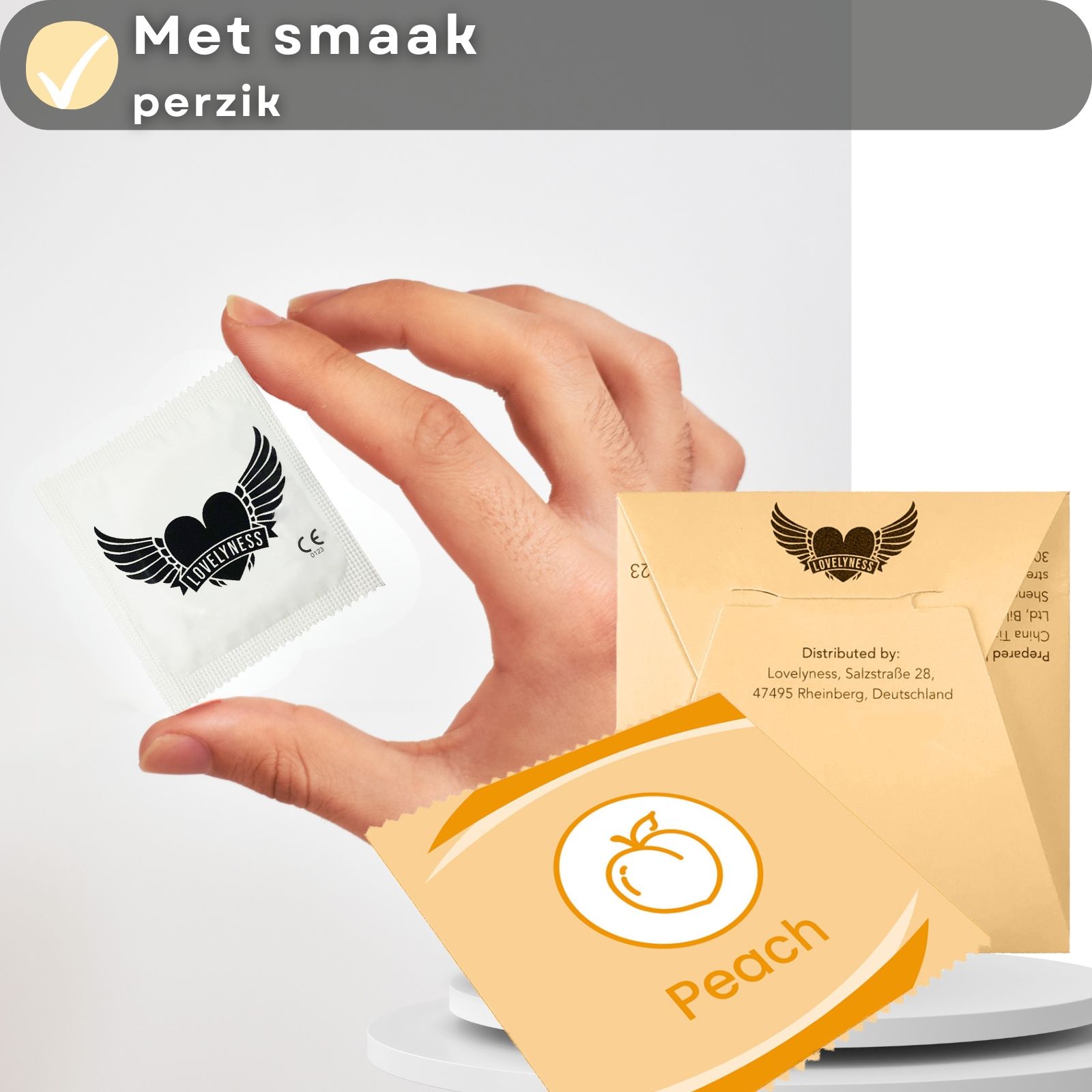 Condo verpakking en condo. Tekst: Extra glijmiddel op siliconenbasis. Logo: Lovelyness. Houdbaarheidsdatum.