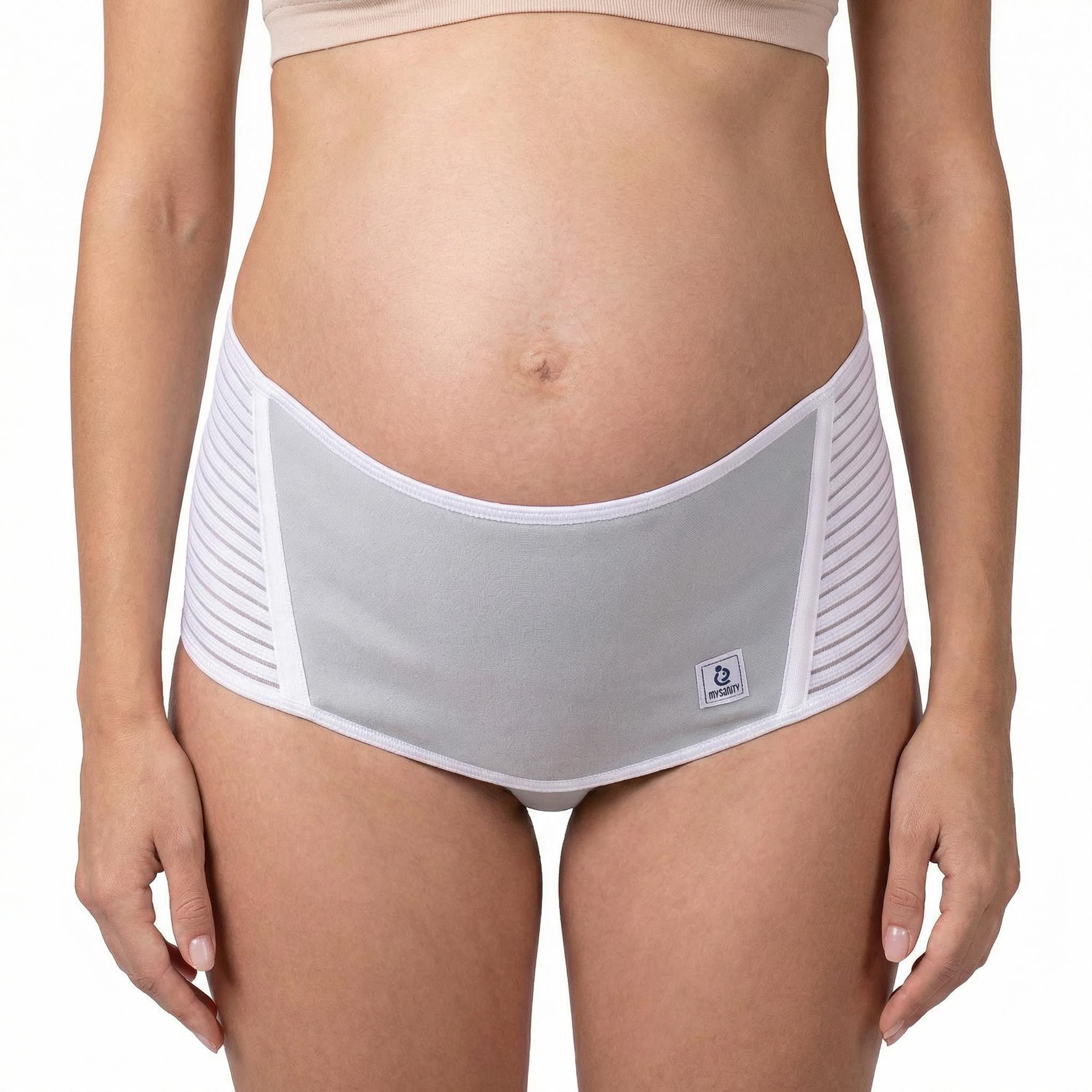 Une femme porte une ceinture abdominale blanche. La ceinture a une partie centrale grise et des côtés élastiques blancs. Logo MYSANITY.