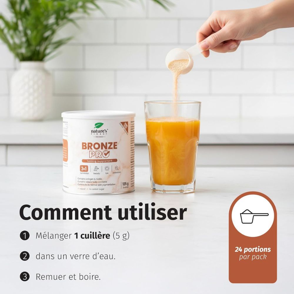 Poudre versée d'une cuillère doseuse dans un verre de jus orange. Boîte "BRONZE PRO" à côté. "24 portions".