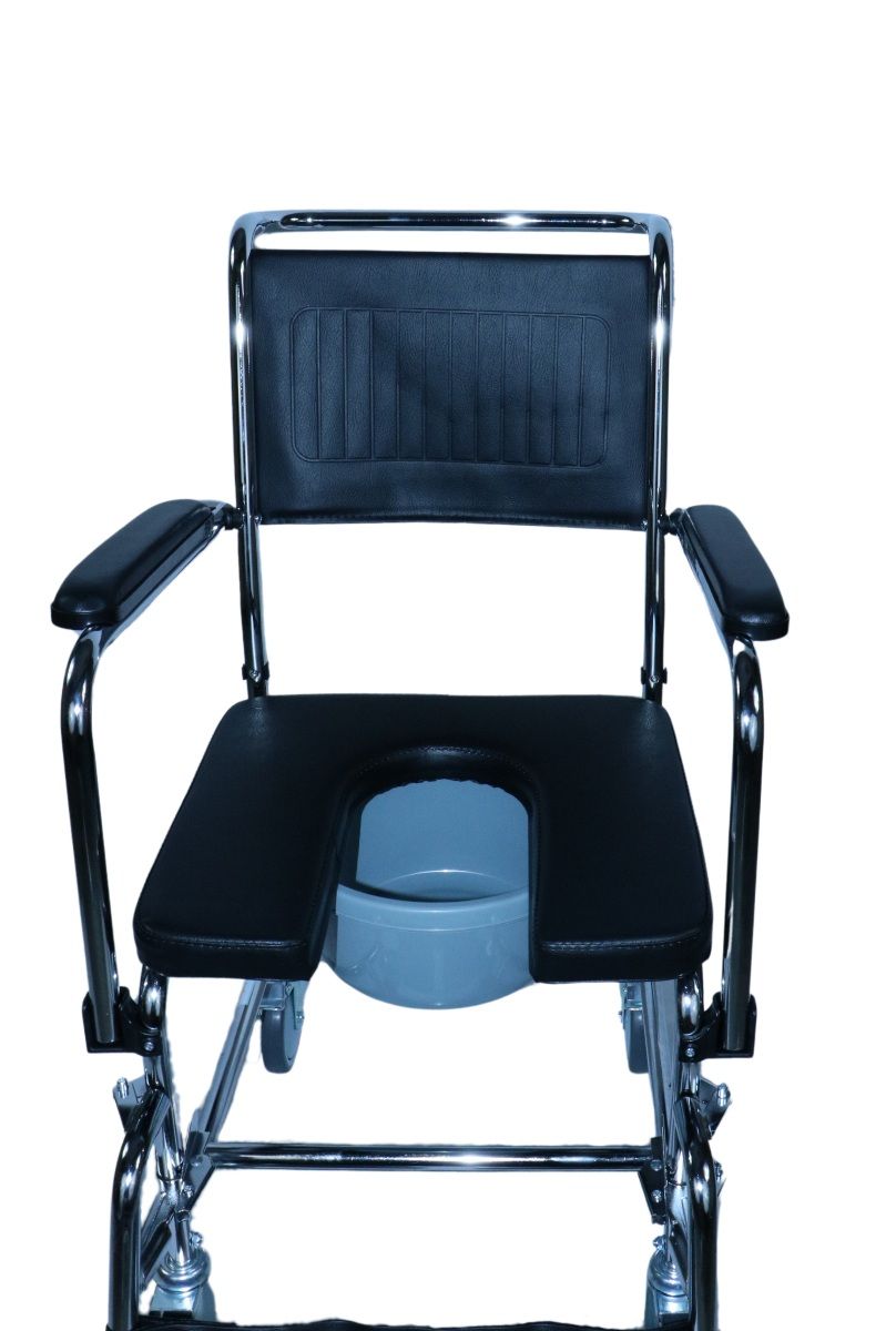 Close-up van een toiletstoel. Gewatteerde zitting met opening, rugleuning, armleuningen. Verchroomd frame, emmer.