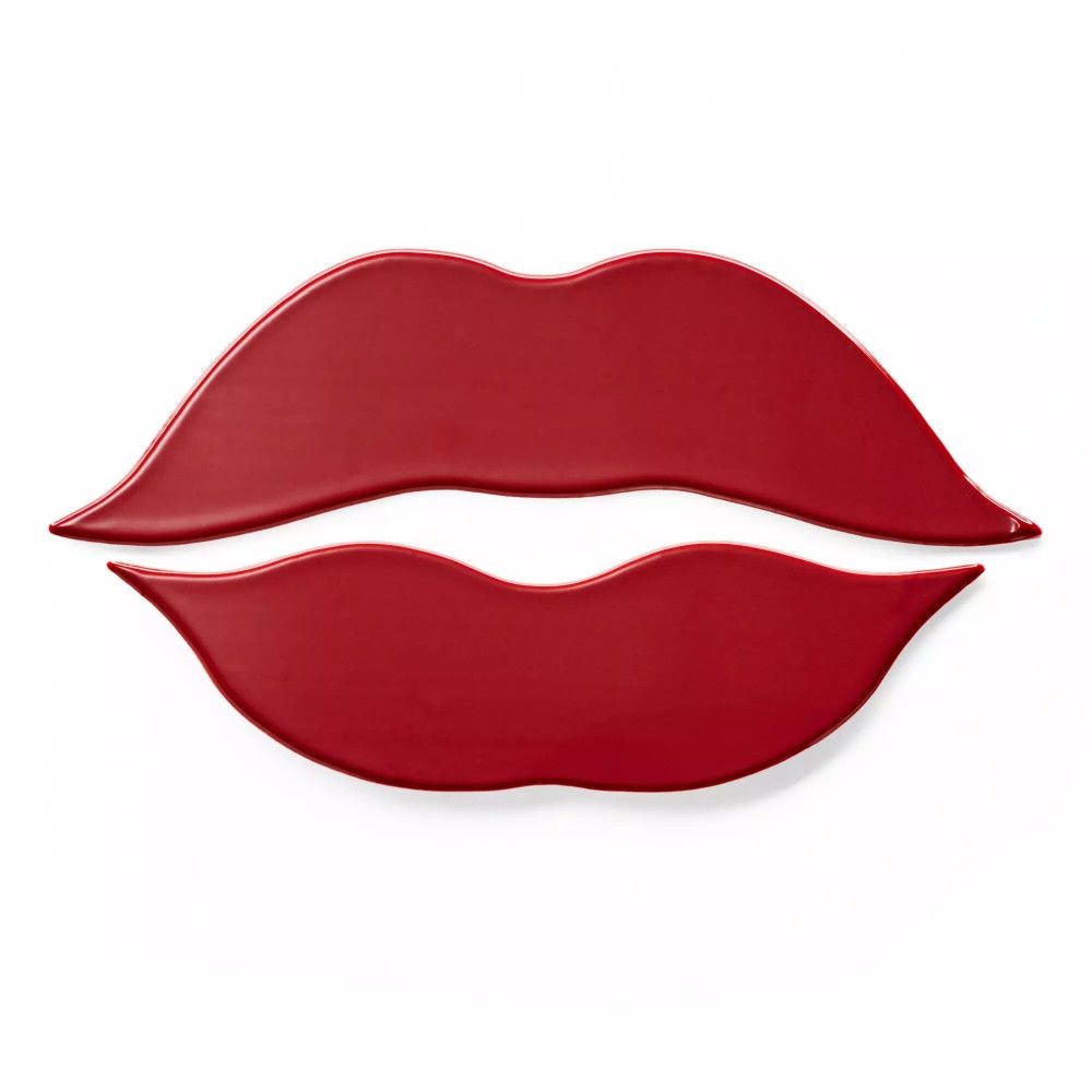 Forme de lèvres rouges, brillante. Sur fond blanc. Lèvre supérieure et inférieure séparées.