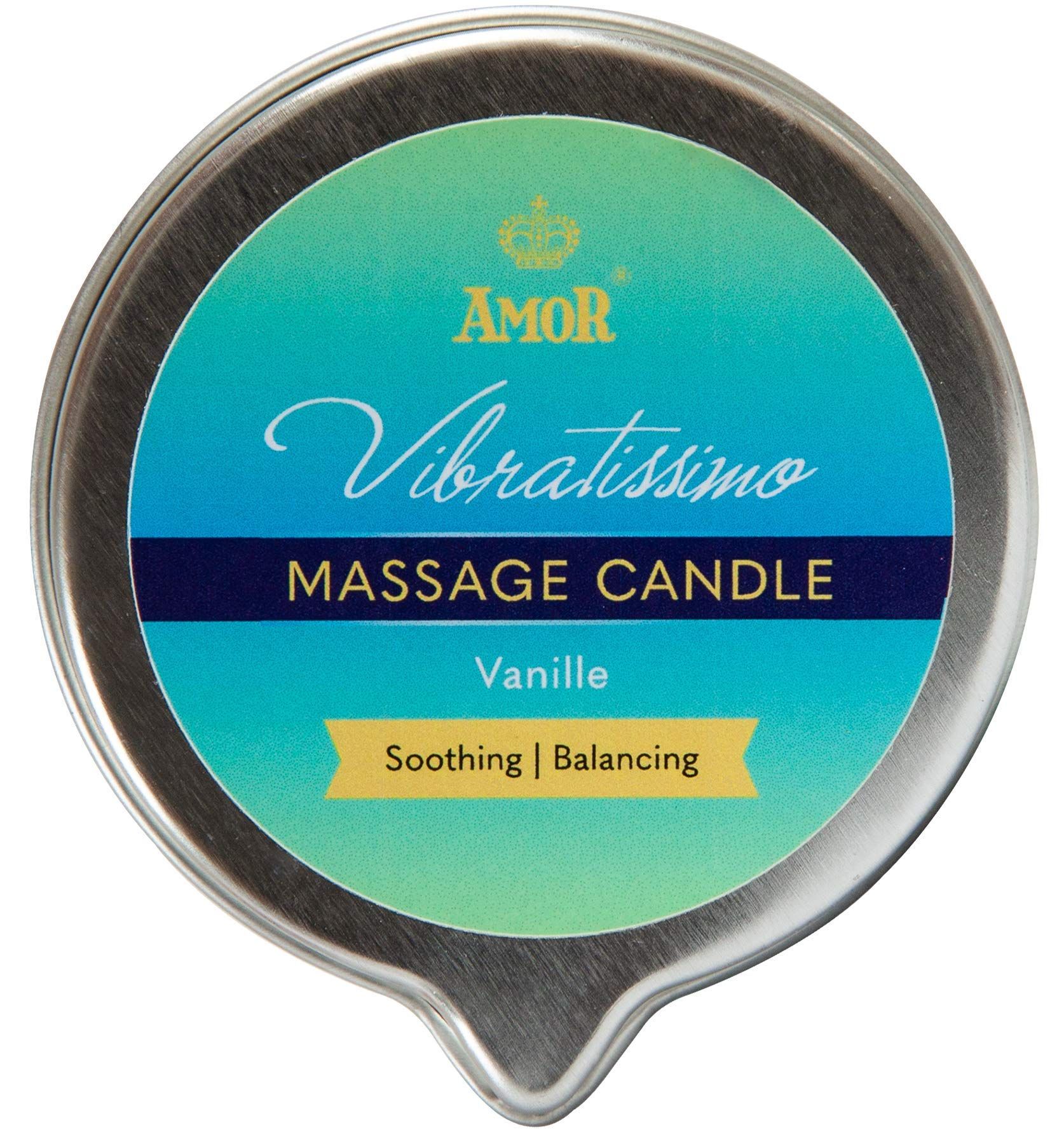 Deksel van een Vibratissimo Massagekaars Vanille in metalen blik. Opschrift: AMOR, Vibratissimo, MASSAGE CANDLE, Vanille, Soothing | Balancing.