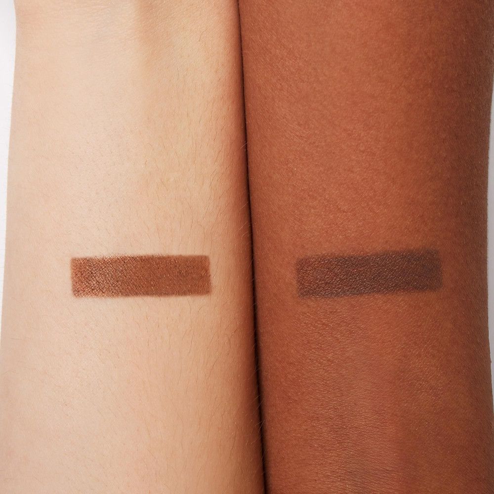 Deux bras avec taches de couleur marron. Sur peau claire et foncée. Aucun autre détail.