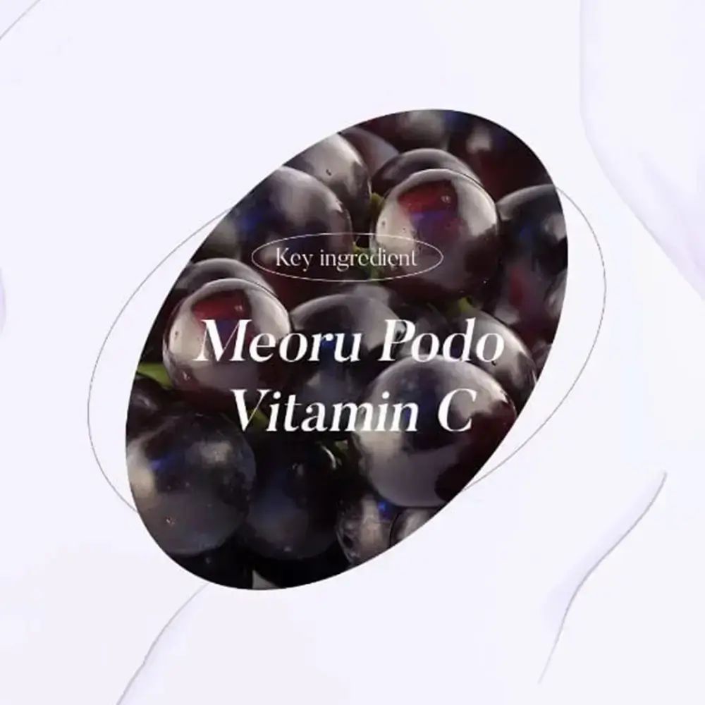 Ovaal met druiven en tekst: Meoru Podo Vitamin C. Witte achtergrond.