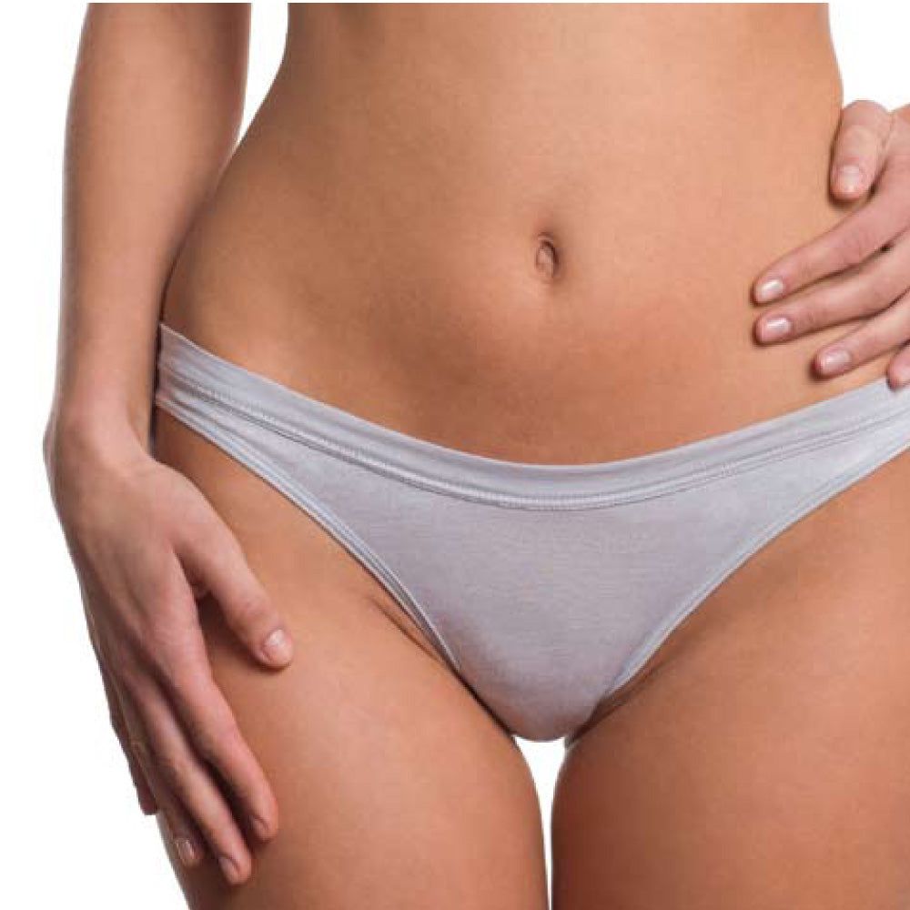 Culotte grise en tissu avec fil d'argent. Vue de face, portée. Mains sur les hanches.