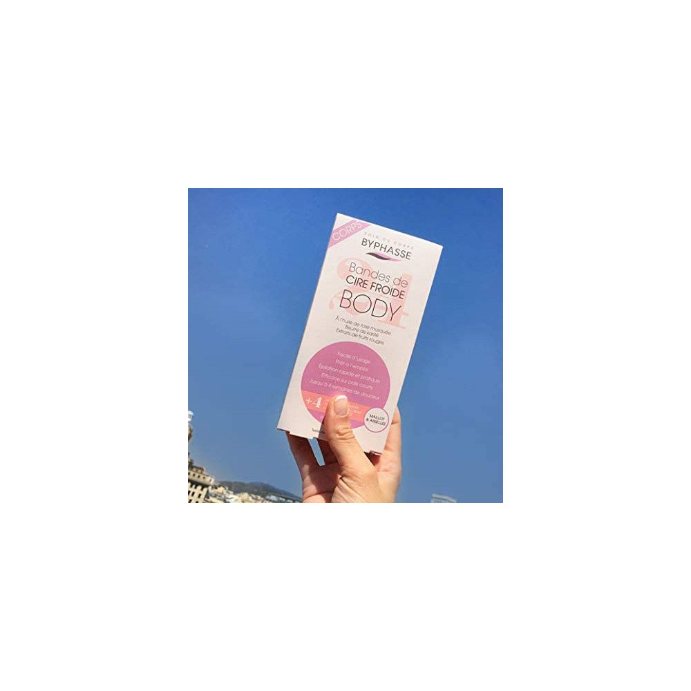 Verpakking Byphasse Koudewaxstrips Body in de hand voor blauwe lucht.