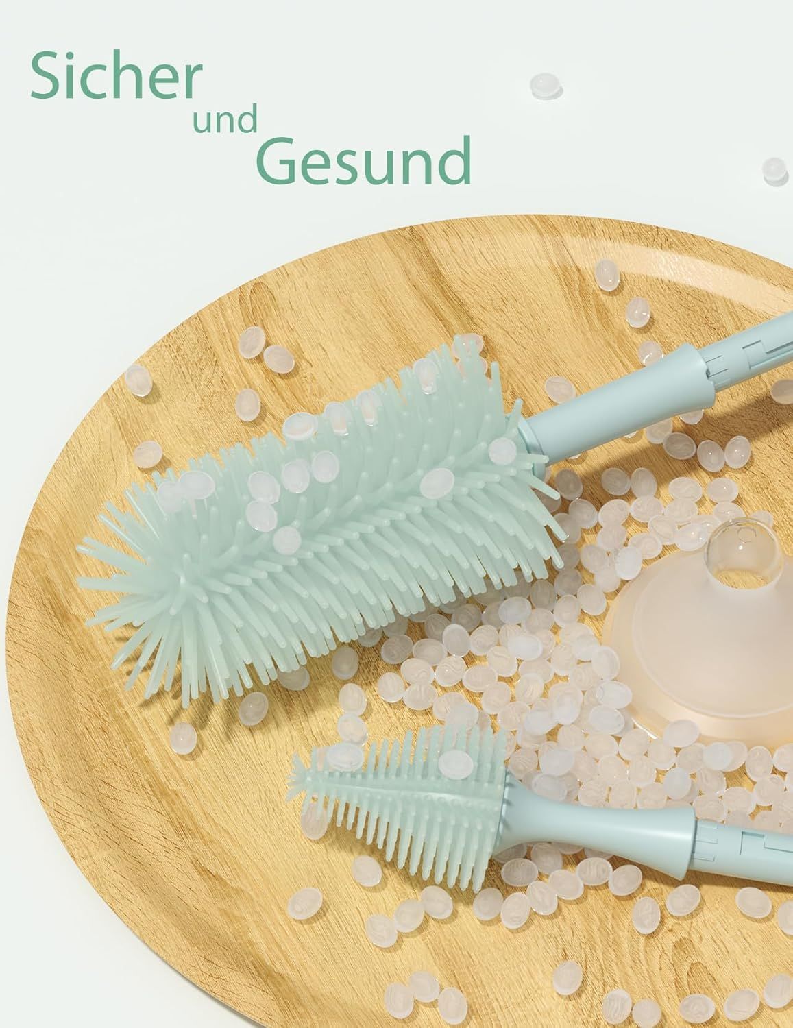 Brosse à biberon Momcozy avec poils en silicone sur une assiette en bois avec granulés.