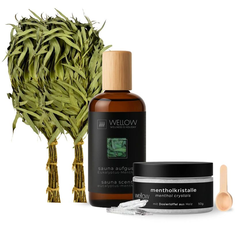 Saunaset met sauna-infusie, mentholkristallen, houten lepel en banya-tak. Opschrift: Wellow.