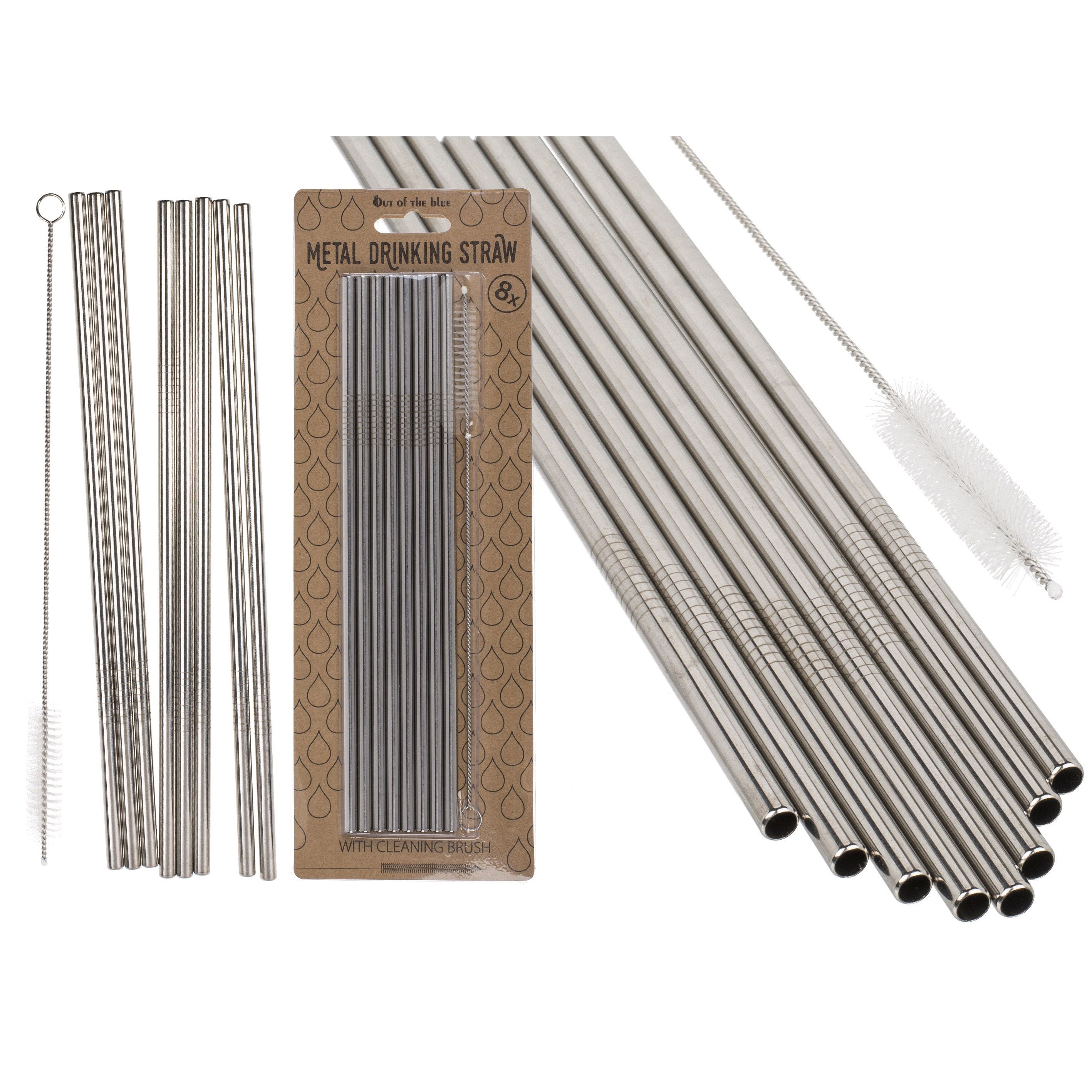 Pailles métalliques et brosse de nettoyage. Quelques pailles dans l'emballage, d'autres en vrac à côté. Brosse avec tête en poils blancs.