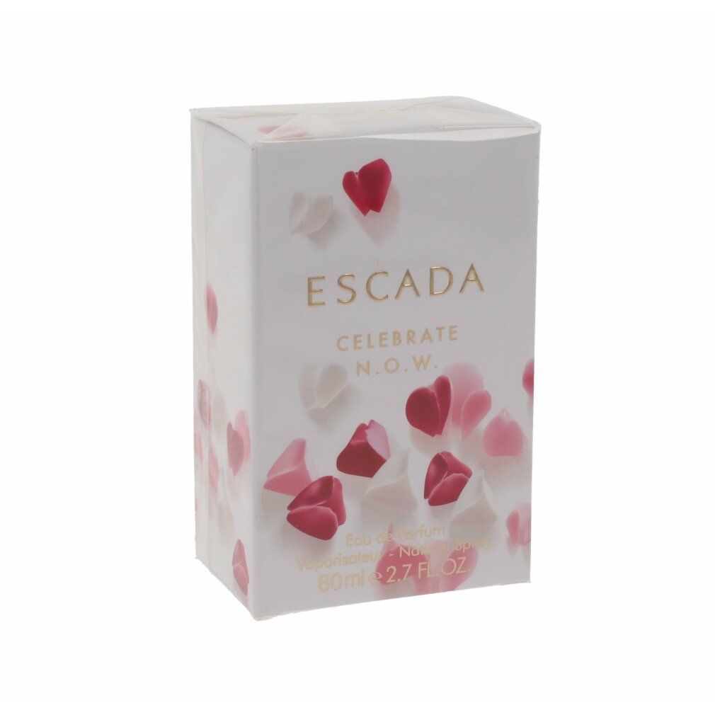 Emballage Escada Celebrate N.O.W. avec pétales. Blanc, avec texte et pétales roses et blancs. Forme carrée.