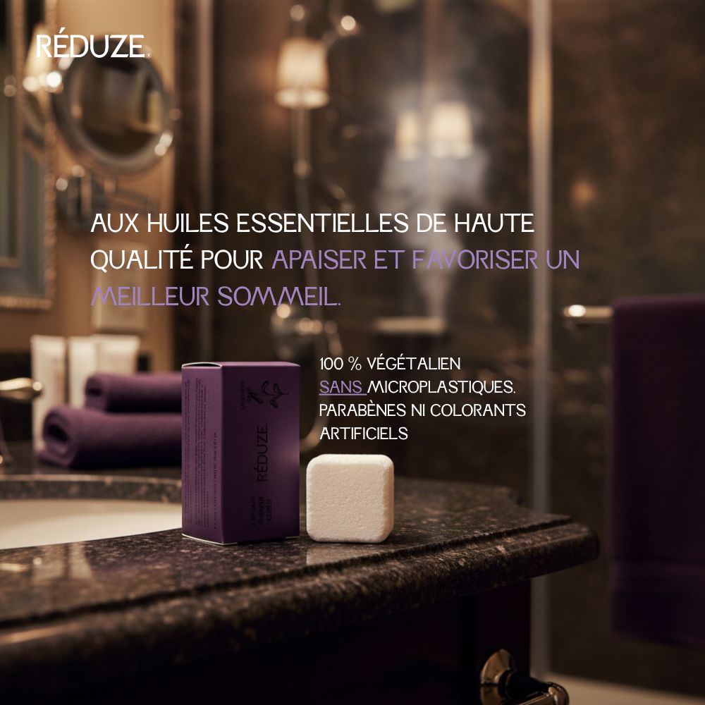 Boîte violette et cube de douche blanc sur une surface sombre. Texte : RÉDUZE.