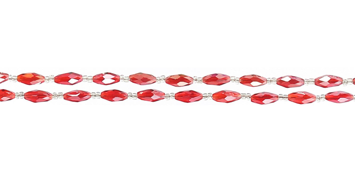 Gros plan d'un cordon à lunettes avec perles ovales rouges et connecteurs argentés. Boucles en caoutchouc noir.