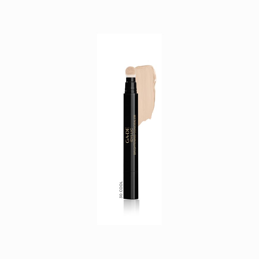 Ga-De Idyllic Brightening Concealer. Stylo noir avec applicateur clair et échantillon de couleur. Nom et logo du produit.