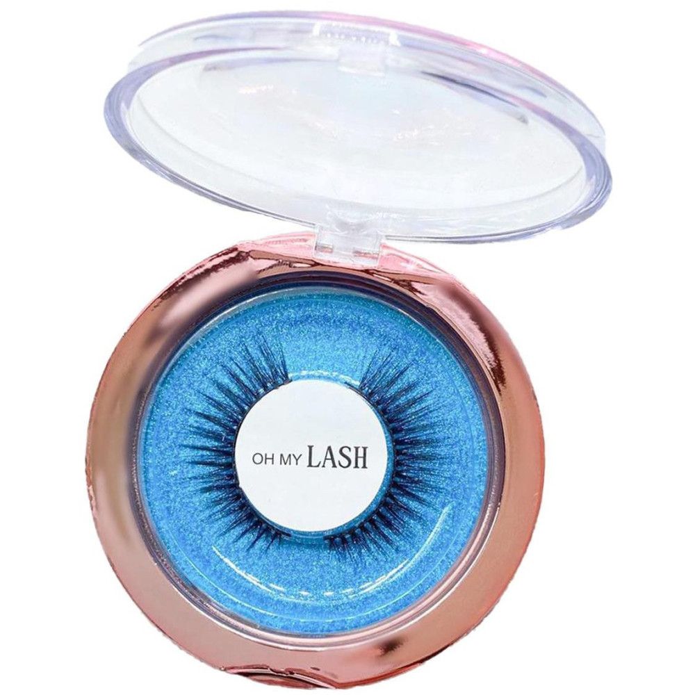Boîte ronde, dorée rose, couvercle transparent ouvert. Intérieur bleu avec faux cils. Étiquette blanche avec "OH MY LASH".