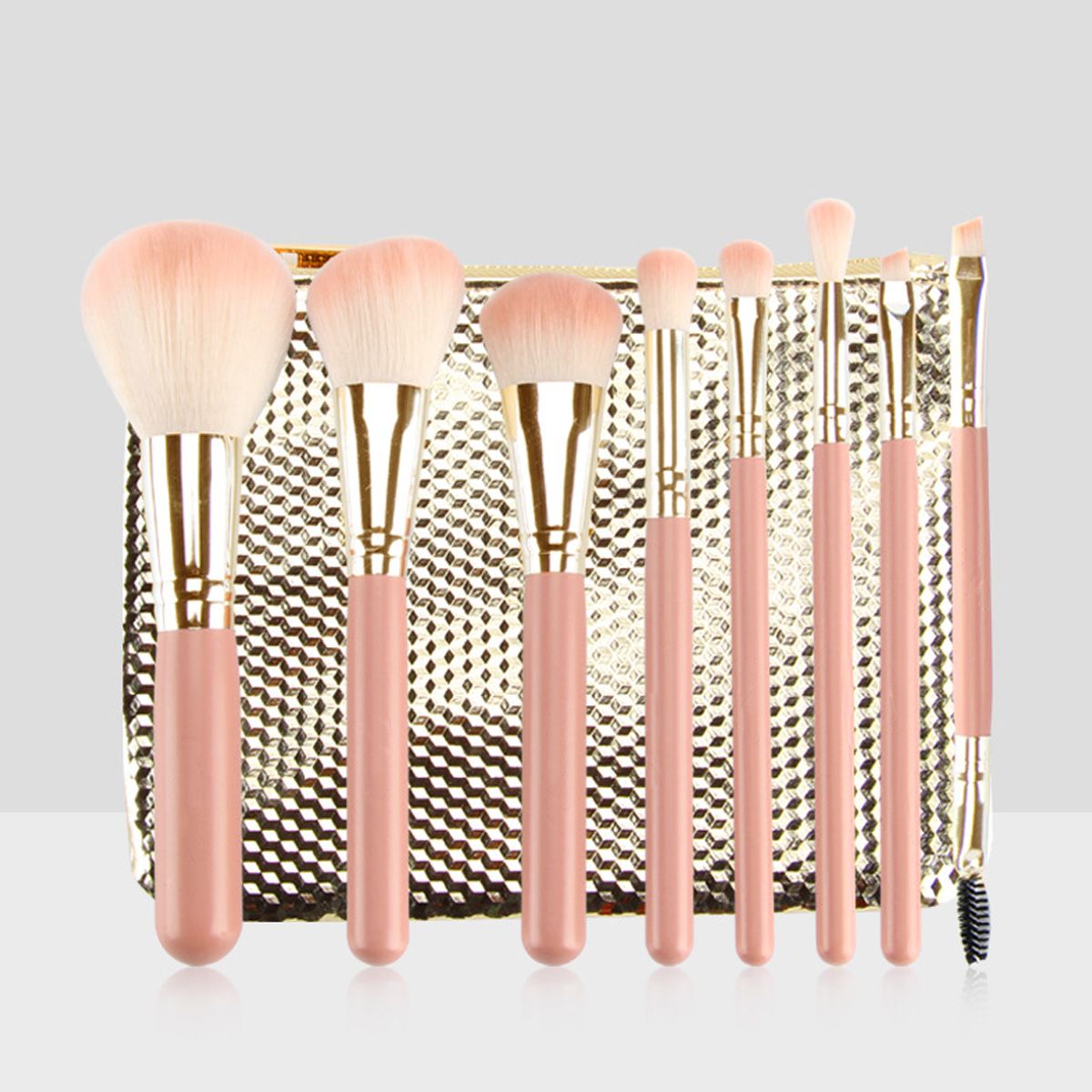 Ensemble de huit pinceaux de maquillage roses avec des accents dorés et une pochette dorée.