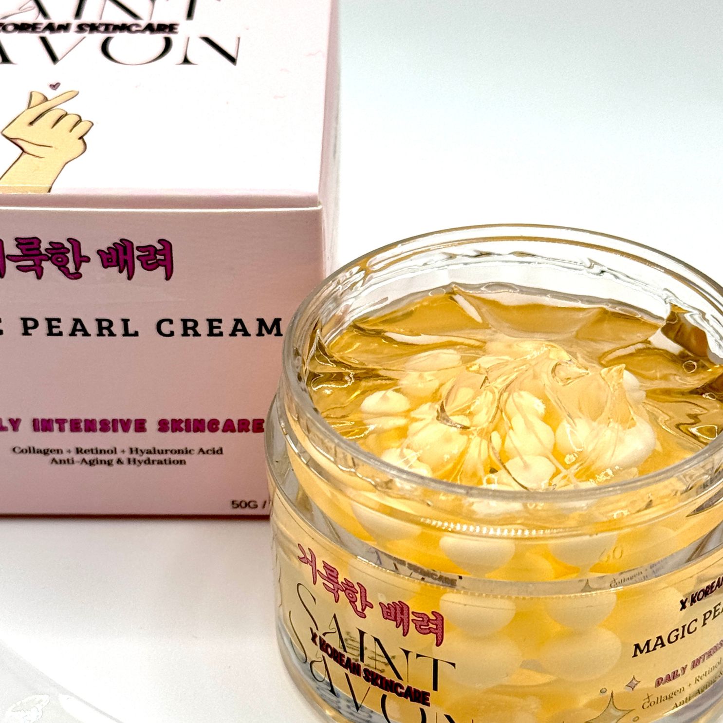 Crème in pot met deksel en doos. Opschrift: SAINT SAVON, MAGIC PEARL CREAM. Koreaanse huidverzorging. Witte parels in crème.
