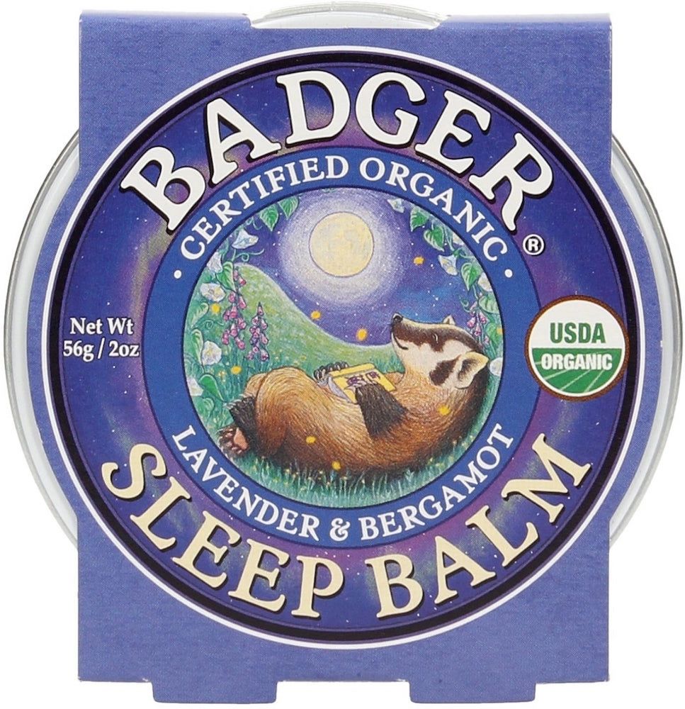 Pot rond avec couvercle. Inscription : BADGER, SLEEP BALM, LAVENDER & BERGAMOT. Label USDA Organic. Illustration d'un blaireau sous la lune.