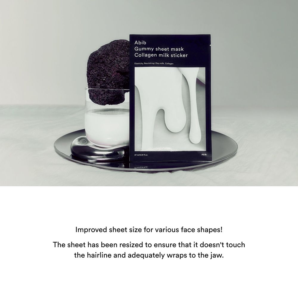 Productverpakking op dienblad met glas en decoratie. Tekst: Abib Gummy Sheet Mask Collagen Milk Sticker.