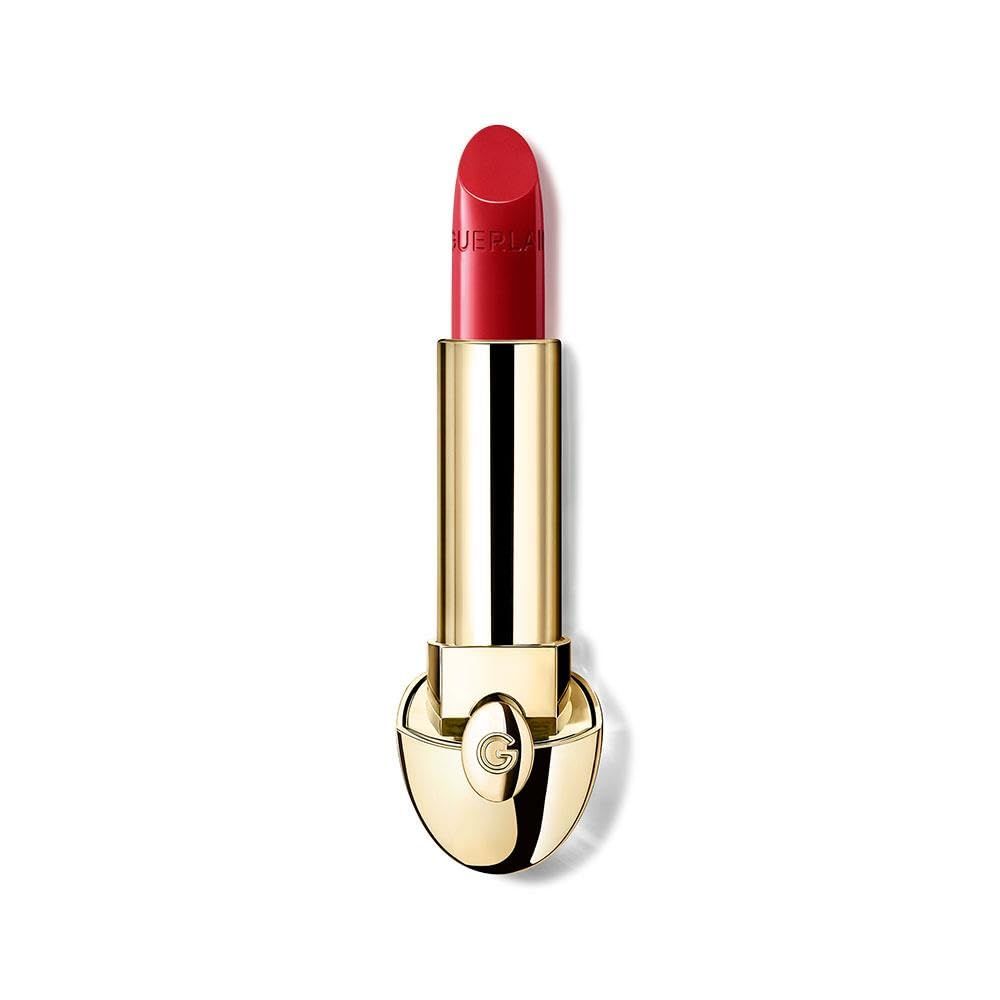 Rouge à lèvres rouge dans un étui doré. Le rouge à lèvres est partiellement sorti de l'étui. Logo Guerlain.