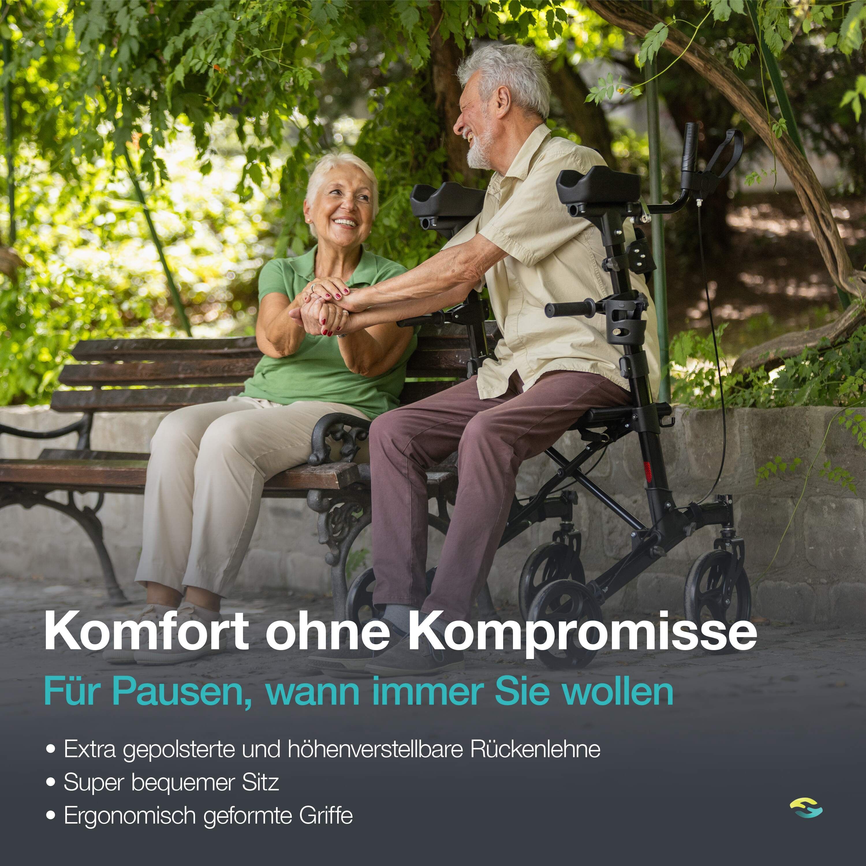 Een ouder echtpaar zit op een parkbank naast een zwarte rollator.