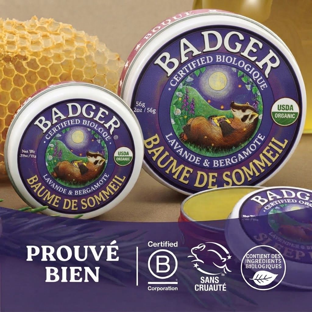 Deux boîtes de baume de sommeil Badger Lavande & Bergamote, dont une ouverte. Avec sceaux USDA Organic et Certified B Corporation.