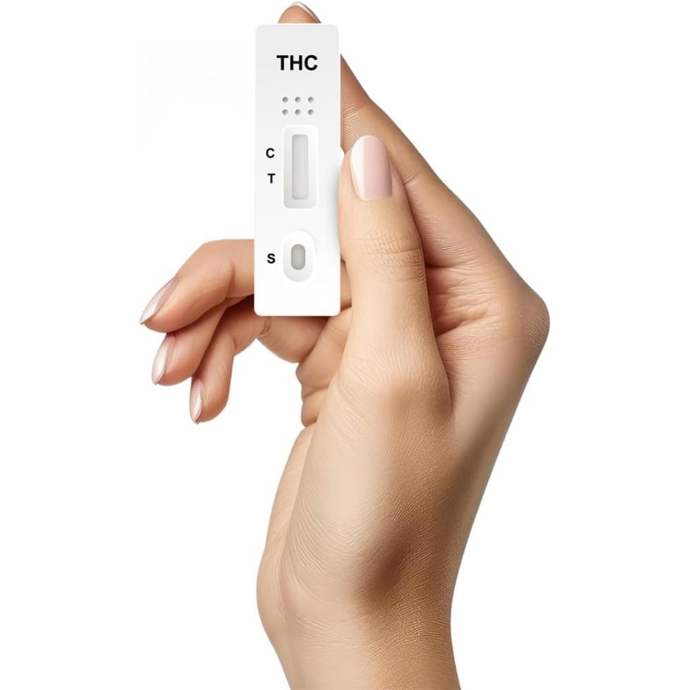 Bandelette de test THC blanche, tenue par une main. Avec marquages C, T et S. Inscription : THC.