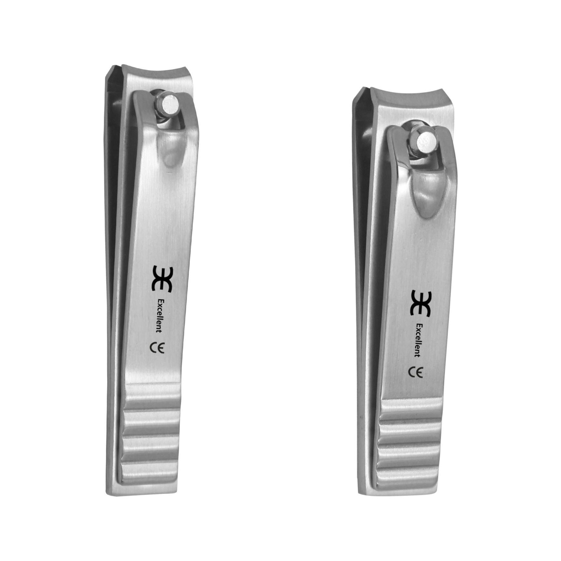 Twee metalen nagelknippers. Gekerfde handgrepen, CE-markering, merk Excellent. Op witte achtergrond.