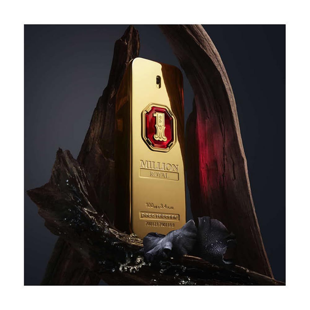 Flacon doré avec emblème rouge. Inscription "Million Royal". Placé sur du bois.