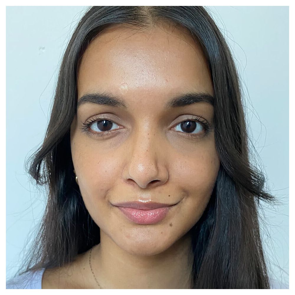 Portrait d'une femme aux cheveux foncés. Maquillage naturel, teint clair. Regardant la caméra.