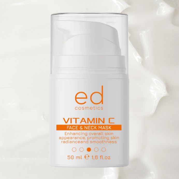 Flacon blanc avec pompe. Étiquette orange avec texte: Vitamin C Face & Neck Mask. Marque: ed cosmetics. Fond crème.