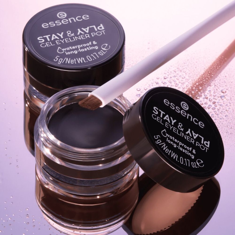 Deux pots de gel eyeliner avec un pinceau. Les couvercles portent la mention "Essence Stay & Play Gel Eyeliner Pot".