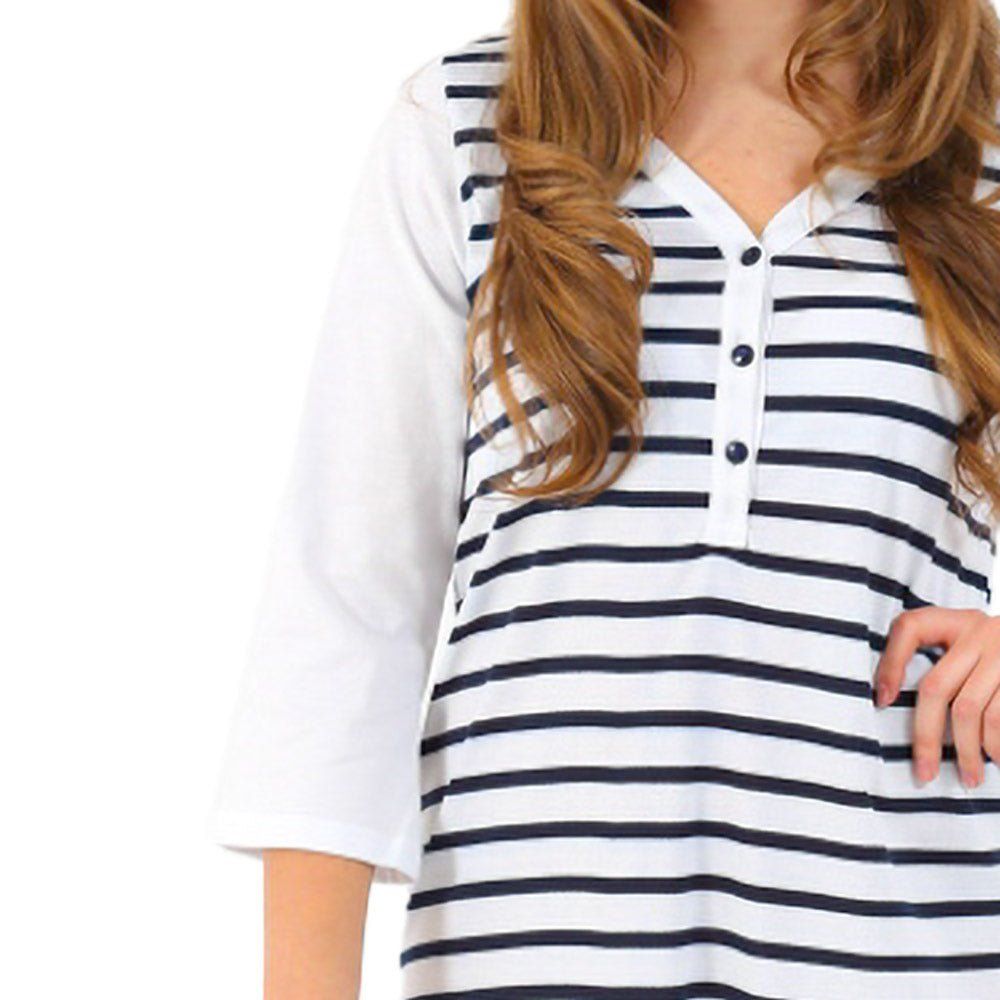 Witte nachthemd met 3/4 mouwen en blauw-wit gestreepte top. Knoopsluiting bij de hals.