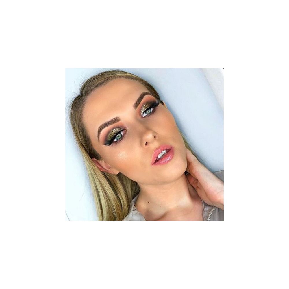 Portrait d'une femme maquillée. Accent sur les yeux et les lèvres. Cheveux blonds, regard caméra.