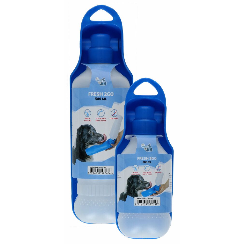Deux bouteilles d'eau bleues avec récipient blanc. Inscription : FRESH 2GO, 500 ml et 300 ml. Illustration d'un chien buvant.