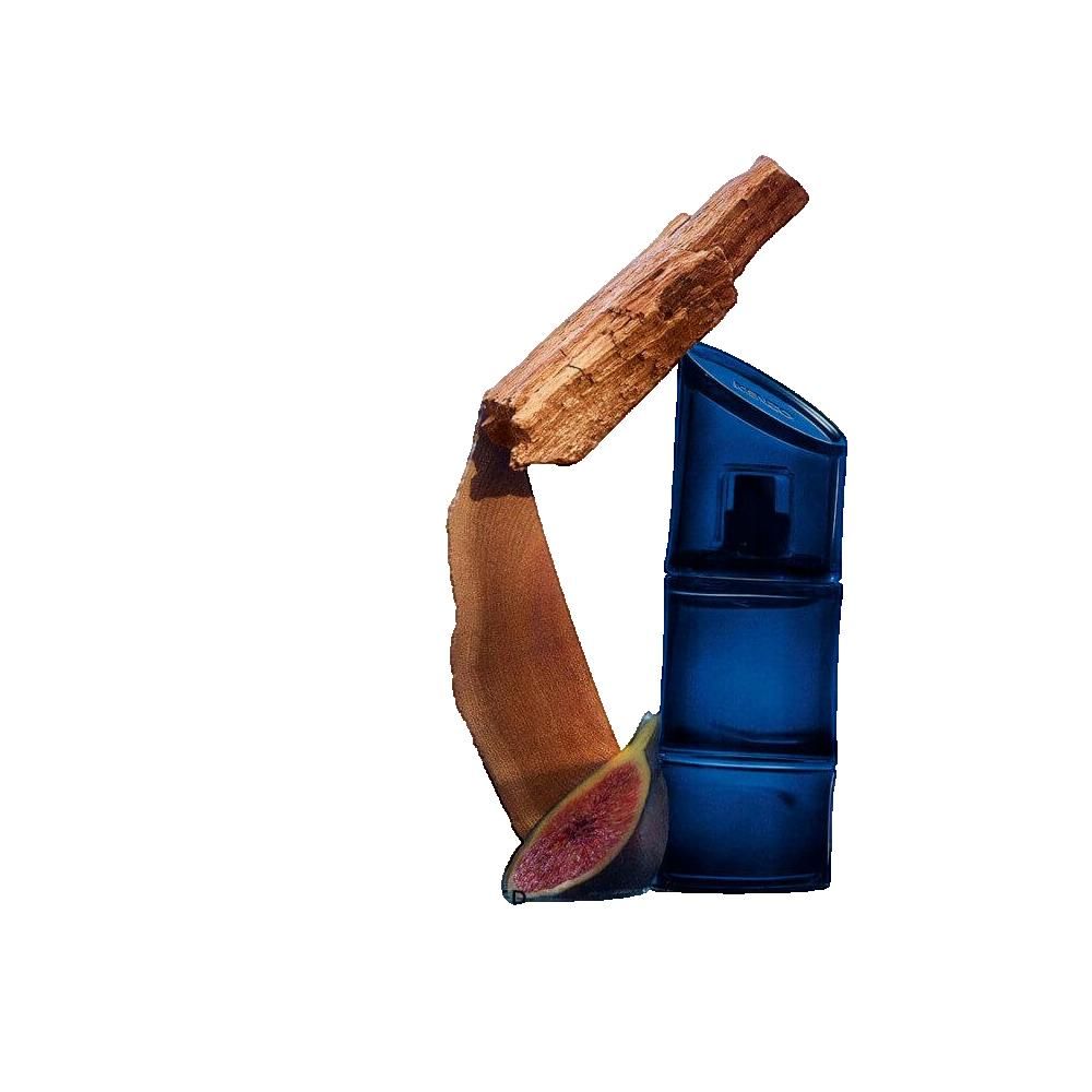 Blauwe parfumfles, stuk hout, vijg. Fles met donkere verstuiver. Hout en vijg ernaast.