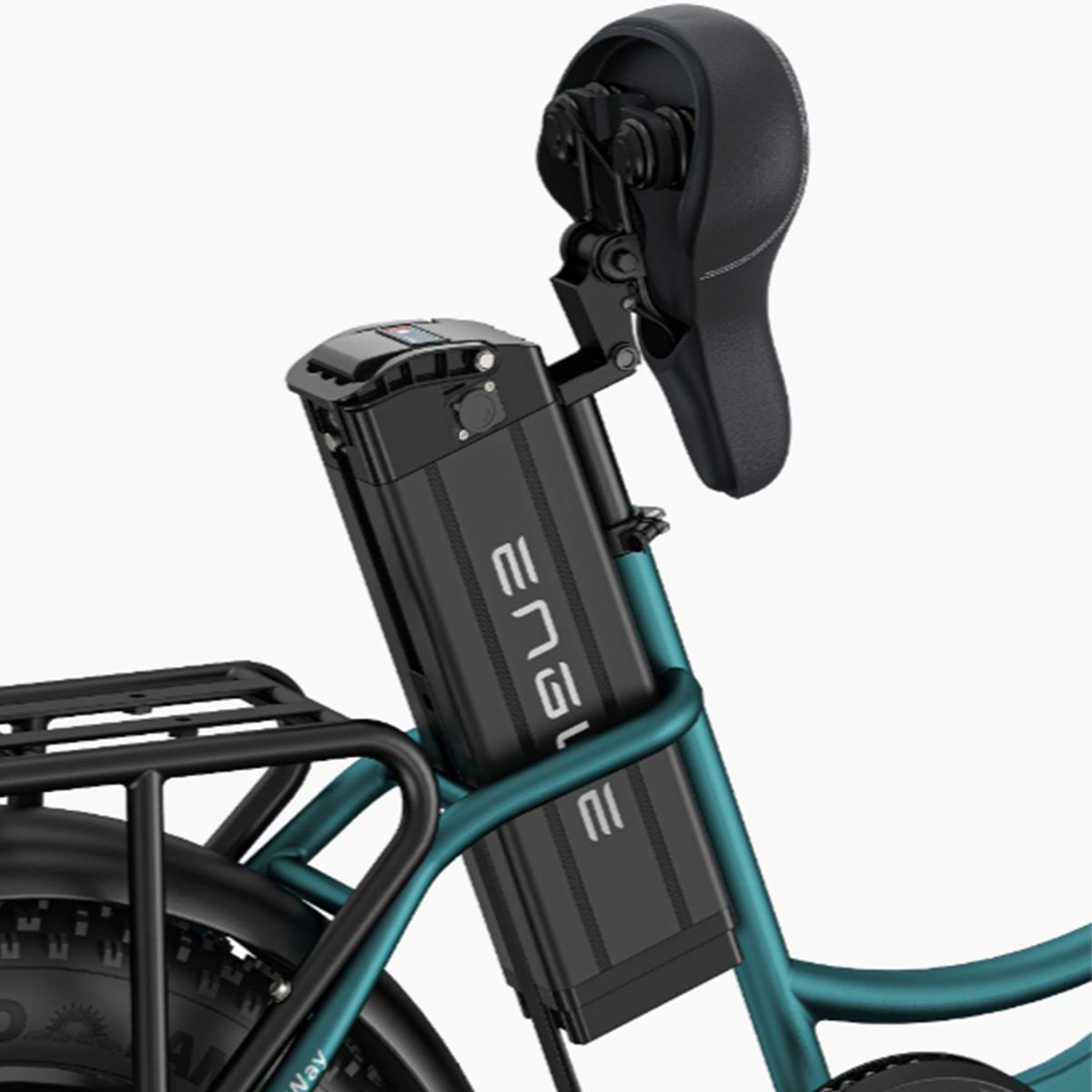 Detail van de batterij van een turquoise elektrische fiets. Merk ENGWE.