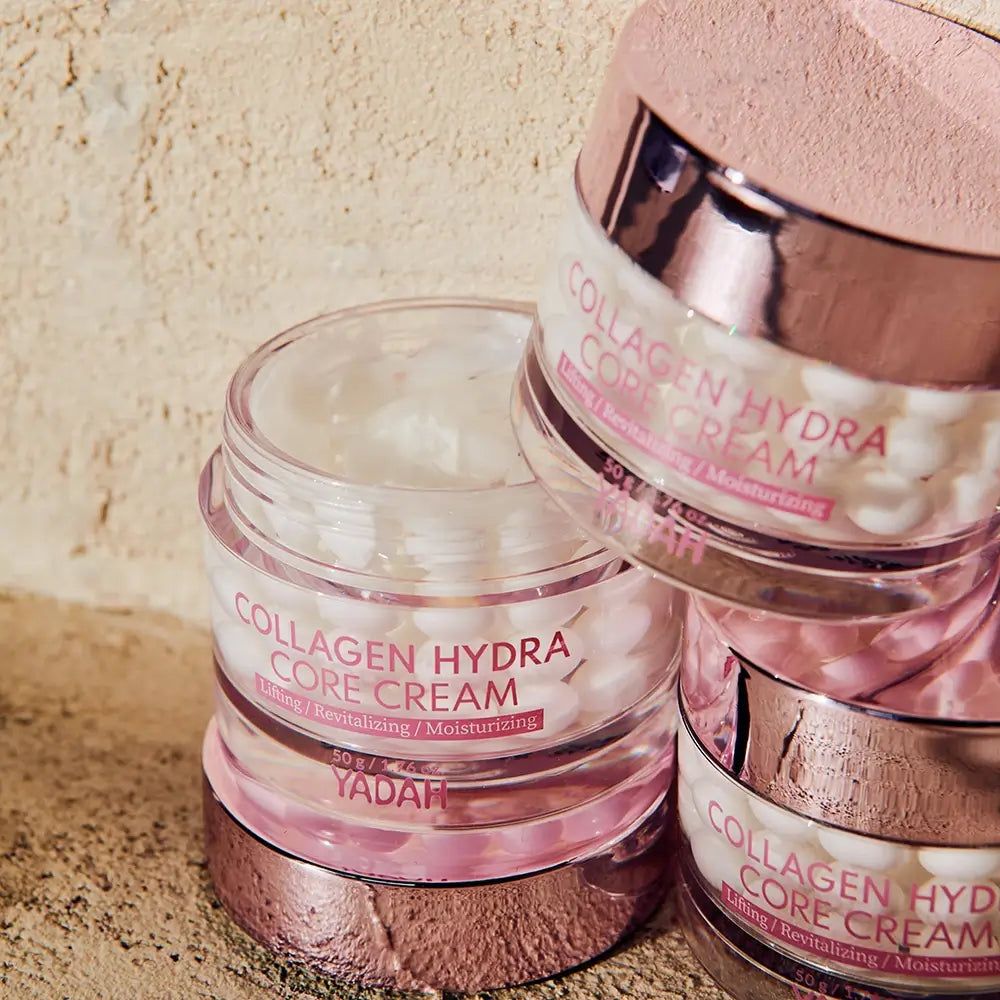 Trois pots de crème empilés. Inscription: Collagen Hydra Core Creme. Texte: Lifting / Revitalizing / Moisturizing. Marque: YADAH.