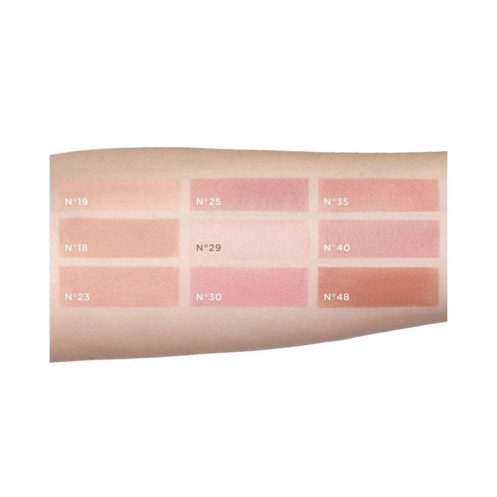 Arm met negen blushkleuren. Kleurnummers: 18, 19, 23, 25, 29, 30, 35, 40, 48. Verschillende roze en perziktinten.