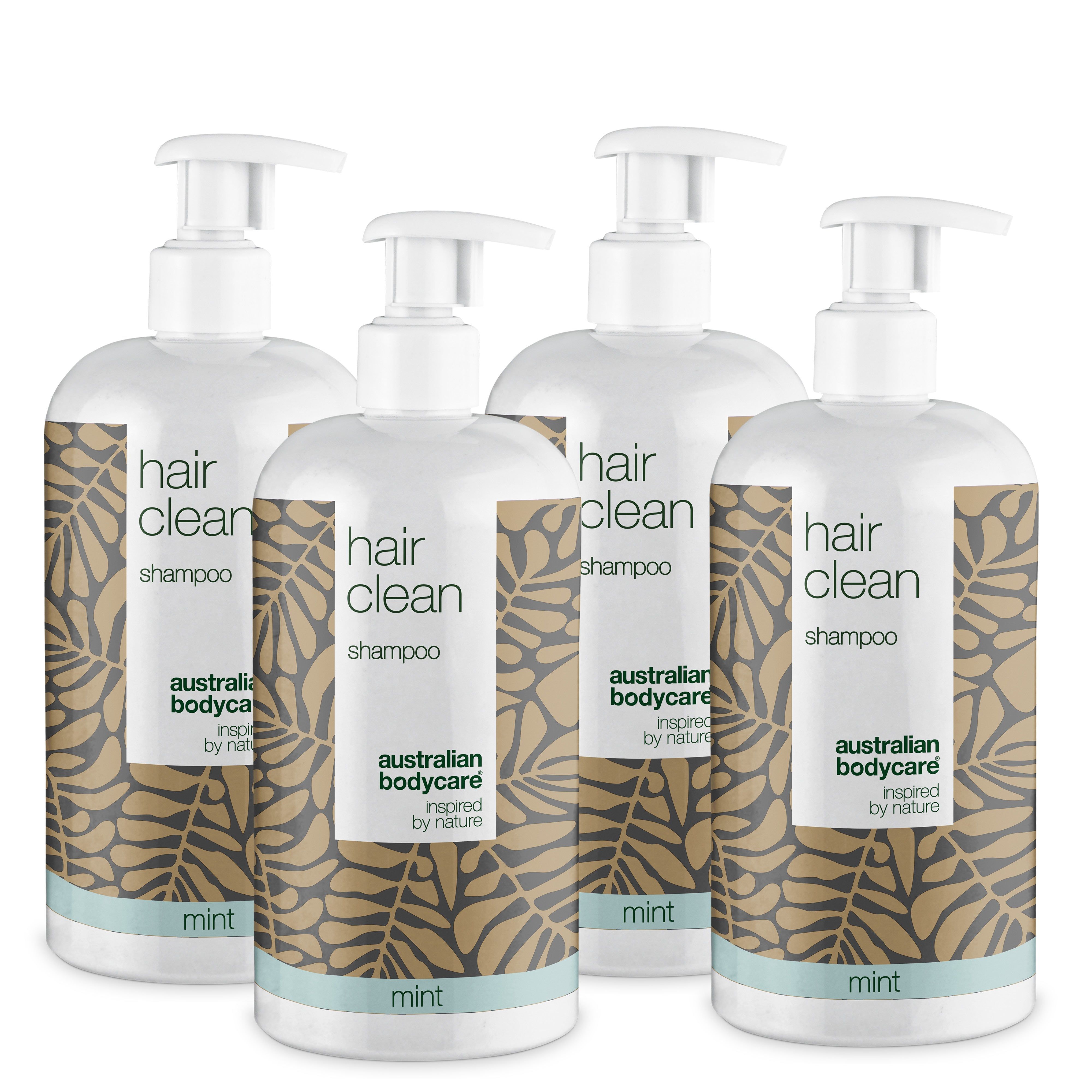 Quatre flacons de shampooing. Distributeur blanc, étiquette à motifs de feuilles. Inscription : Hair Clean, Australian Bodycare, Mint.