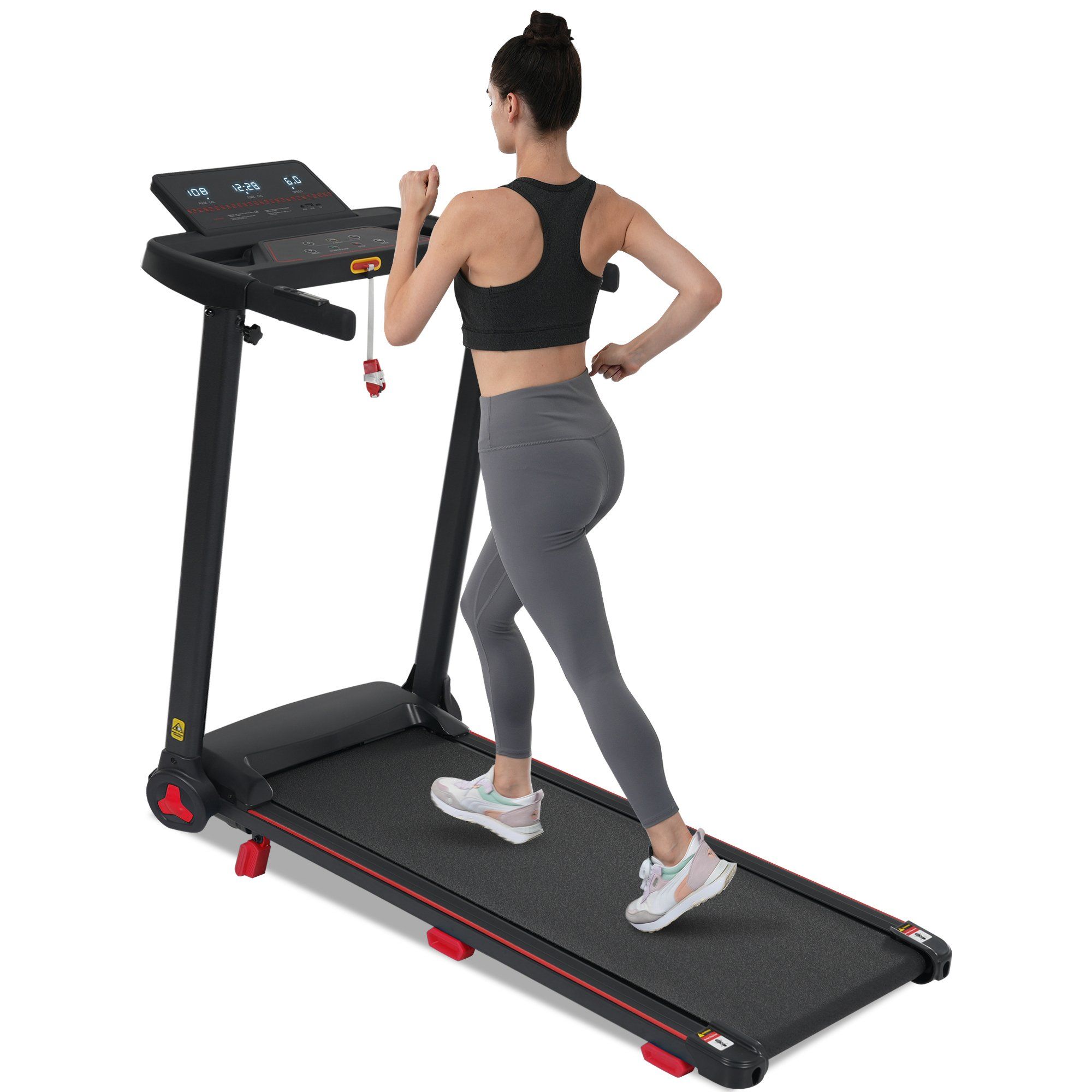 Tapis roulant pliable noir avec accent rouge, utilisé par une femme.
