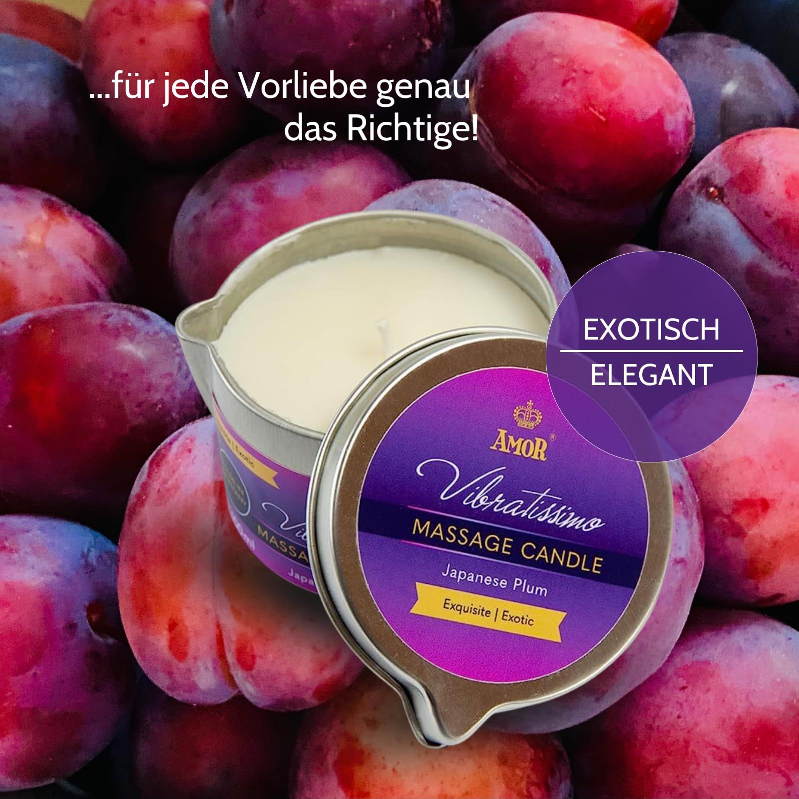 Massagekaars 'Japanese Plum' in blik, omringd door pruimen.