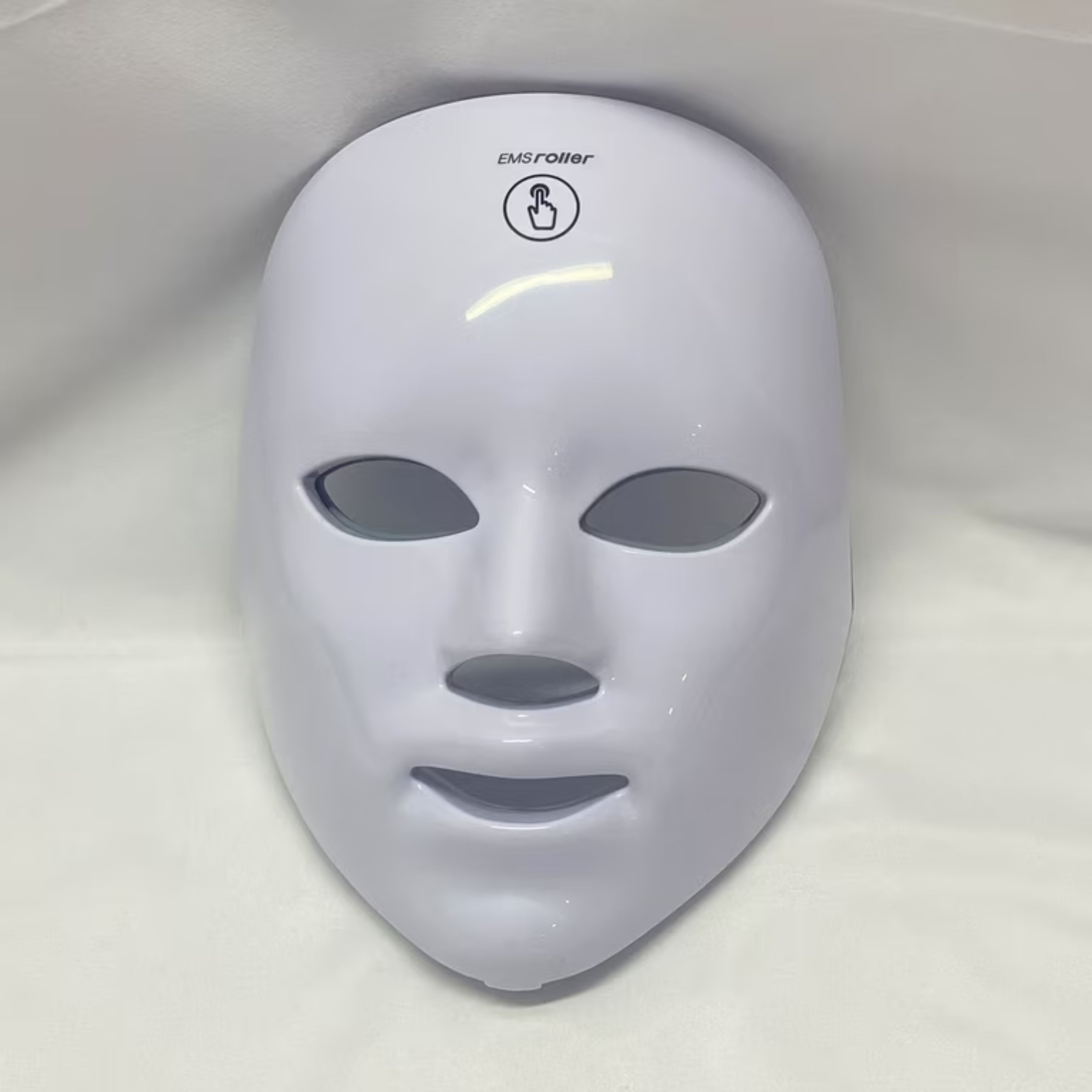 Masque facial blanc avec ouvertures pour les yeux, le nez et la bouche. Logo sur le dessus.