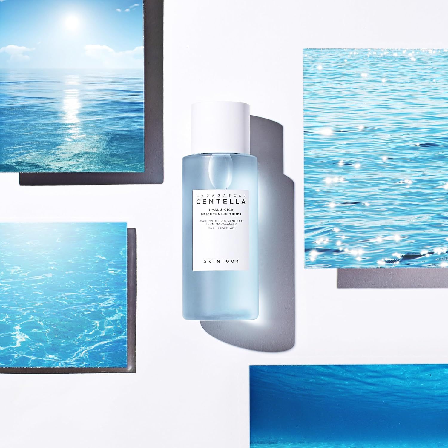Lichtblauwe fles met witte dop. Opschrift: MADAGASCAR CENTELLA HYALU-CICA BRIGHTENING TONER. Omringd door afbeeldingen.